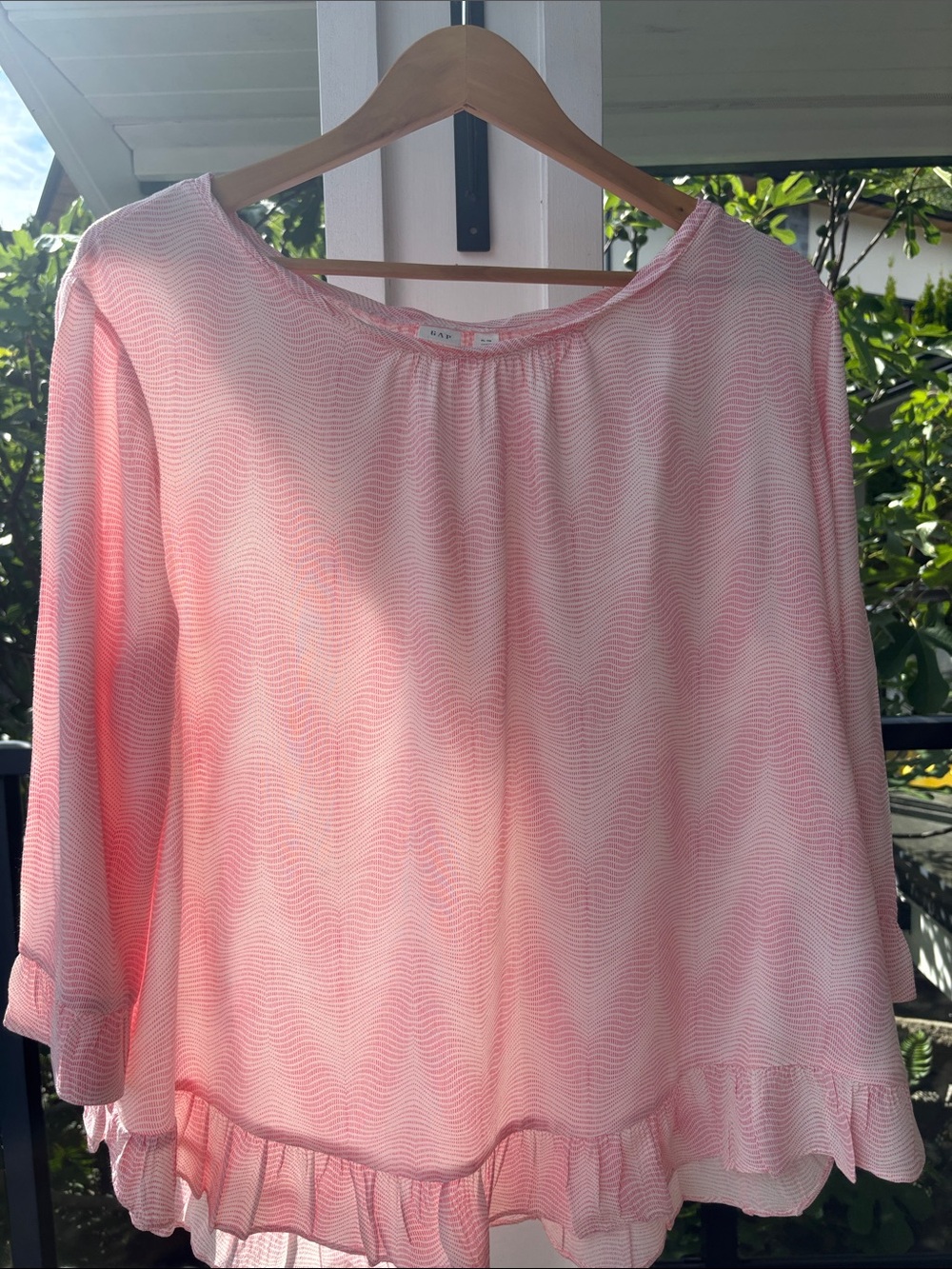 GAP Women’s Super Light Flowy Pink 3/4 Sleeve Ruffle Hem Blouse Great Summer Top